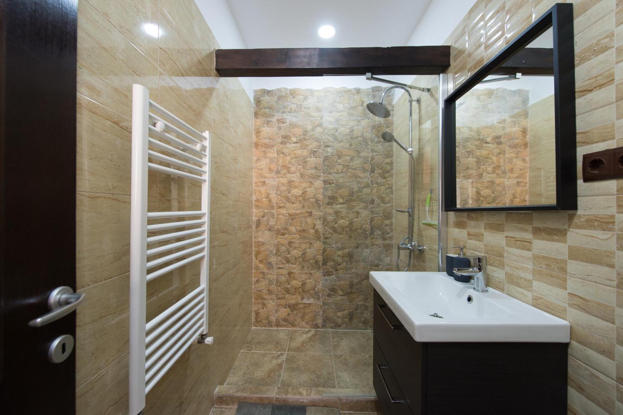 Lovely Brasov Flat With Patio And Mountain Views 外观 照片
